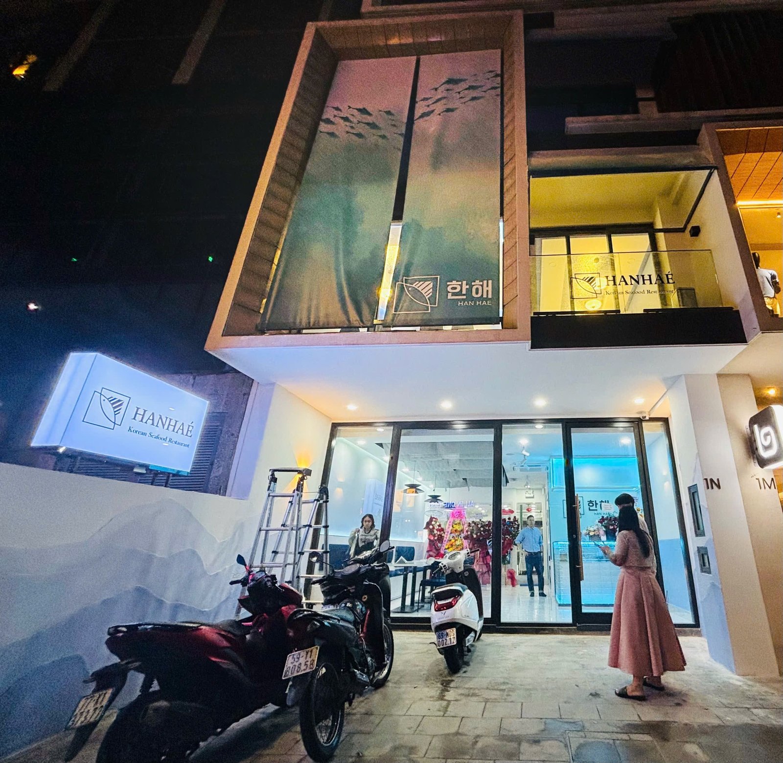 호치민 2군 타오디엔에 위치한 한국식 활어회 해산물 전문 횟집 한해9도씨의 깔끔하고 세련된 매장 외관과 입구 전경. 넓은 홀과 프라이빗룸을 완비하여 단체 회식 및 가족 모임 장소로 추천하는 2군 타오디엔 "한해9도씨" 횟집 전경입니다.