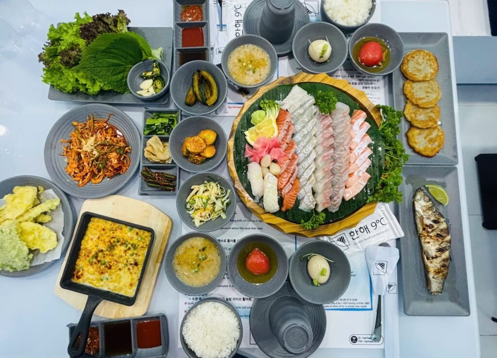 호치민 2군 타오디엔 한국식 횟집 한해9도씨의 대표 메뉴인 신선한 활어회 사시미 플래터와 생선구이, 콘치즈 등 풍성한 한상차림 스키다시